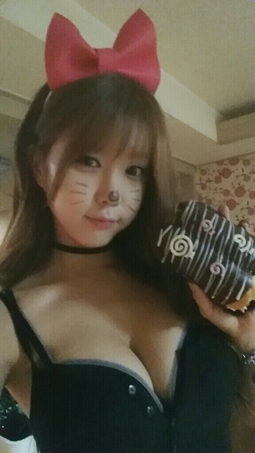 [SW포토] 허윤미, 빼빼로데이 셀카서 아찔 가슴라인