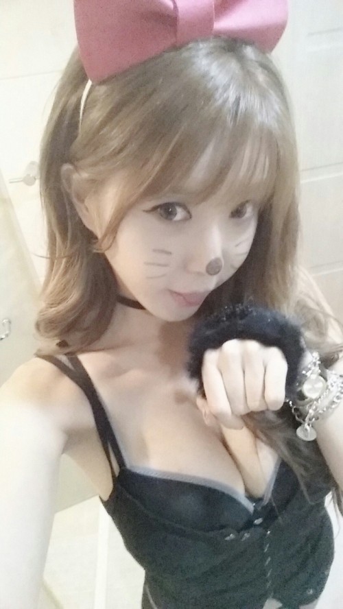 [SW포토] 허윤미, 빼빼로데이 주먹으로 가릴 수 없는 가슴