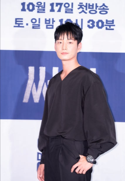 '써치' 이현욱, 올블랙 패션 완벽 소화