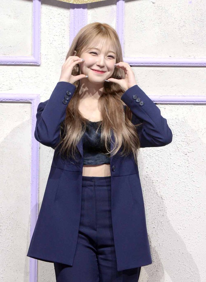 [SW포토]프로미스나인,'귀여운 막내 백지헌'