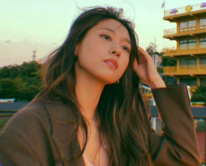 설현, 머리 쓸어올리며 치명美