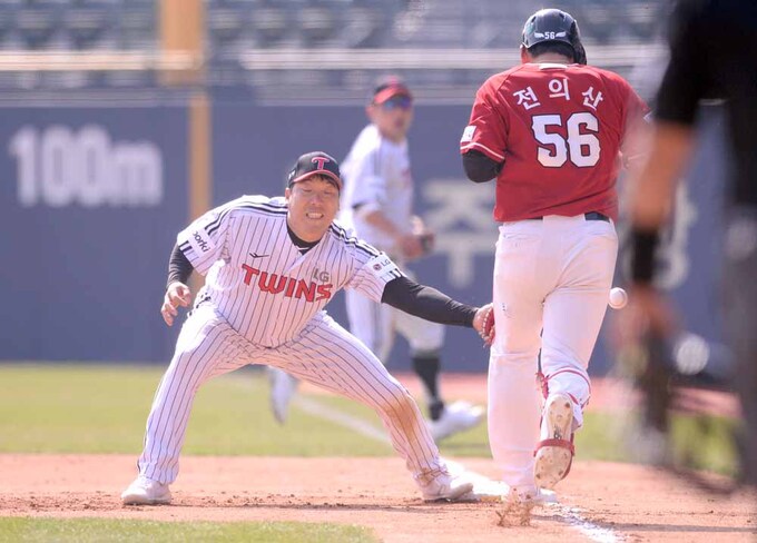 [SW포토]볼 놓치는 LG 김현수