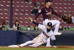 [SW포토]이유찬,'상대 실책으로 3루까진 진루'