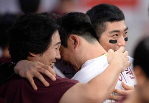 [SW포토]이원석,'홈런치고 동료들과 따뜻한 포옹'