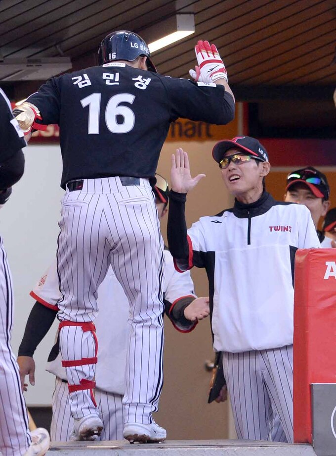 [SW포토]염경엽 감독 축하받는 김민성