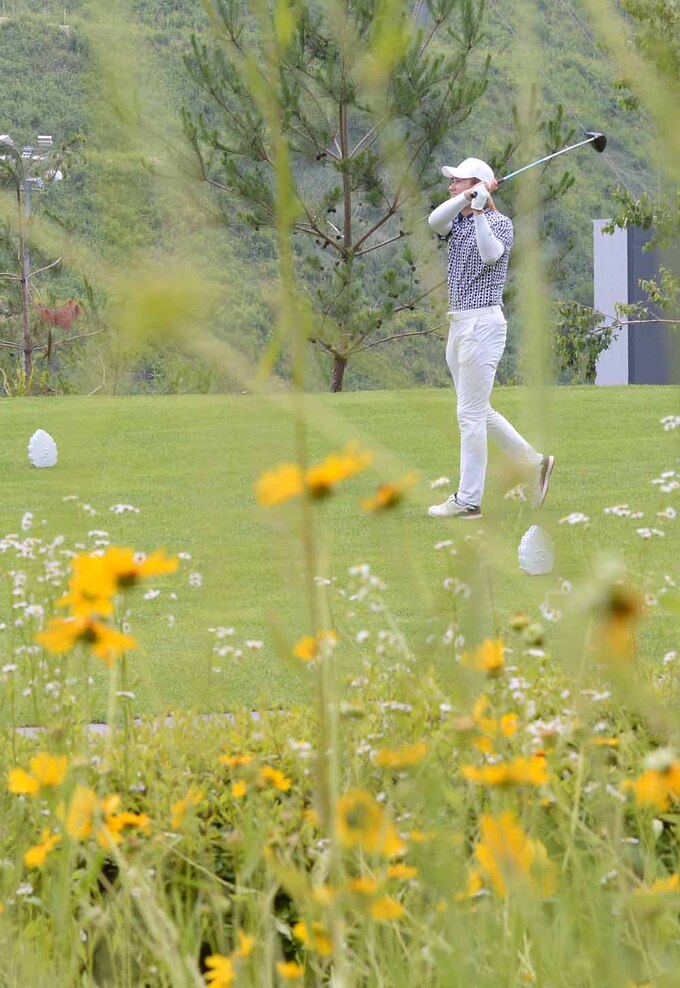 [SW포토]김병지 대표, '꽃밭에서 티샷을'