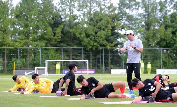 [SW포토]선수들과 대화하는 황선홍 감독