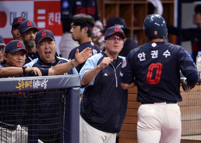 [SW포토]선취득점하는 롯데 안권수