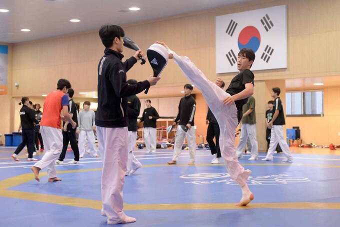 [SW포토]태극기 아래 훈련하는 태권도 국가대표 선수들