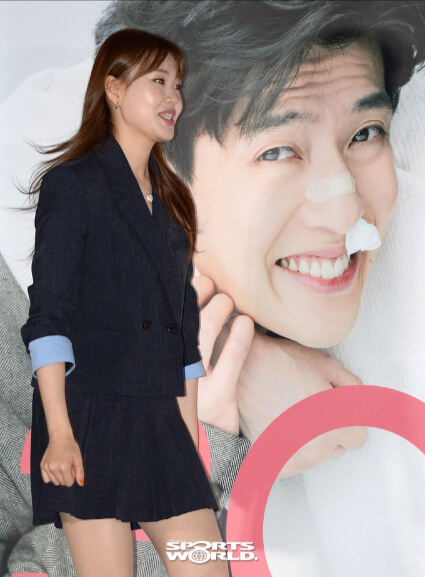 [SW포토] 무대 입장하는 배우 엄지윤