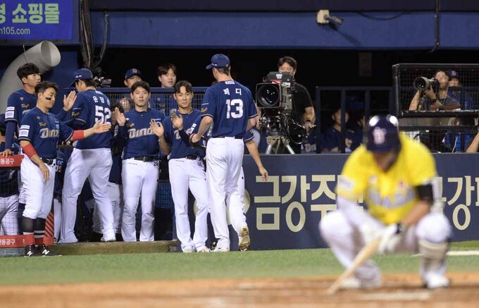 [SW포토]축하받는 페디, 주저앉은 양석환