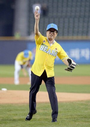 [SW포토]시구하는 최상기 인제군수