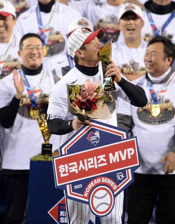 [SW포토]LG 오지환,'2023 한국시리즈 MVP 수상'