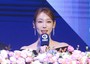 [SW포토]KBO 시상식 진행하는 박지영 아나운서