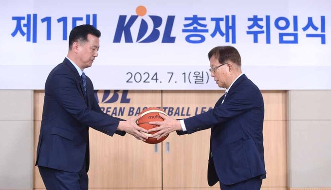 [SW포토]농구공 전달 받는 이수광 KBL 총재