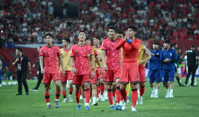 [SW포토]팬들에게 인사하는 한국축구대표팀