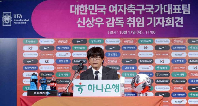 [SW포토]한국여자축구대표팀 신상우 신임감독