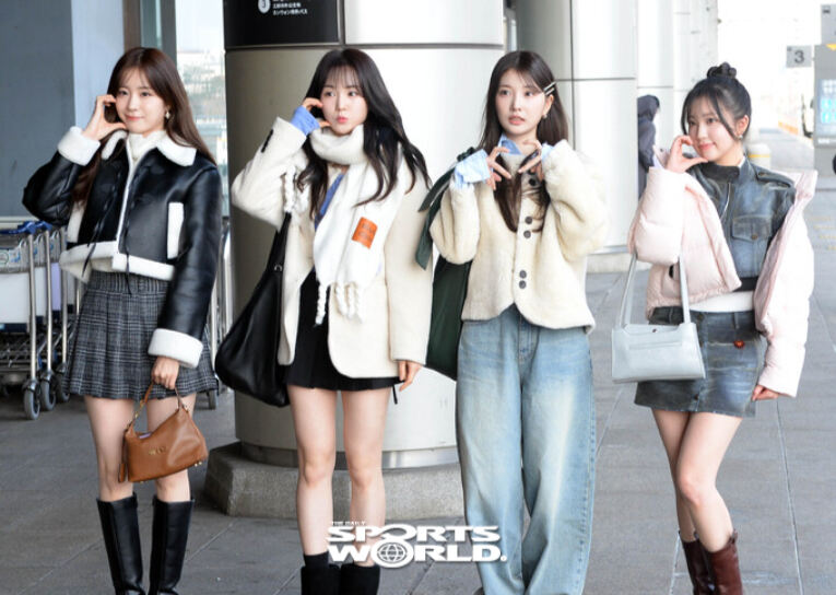 [SW포토] 걸그룹 사랑의 하트로 출국길 인사