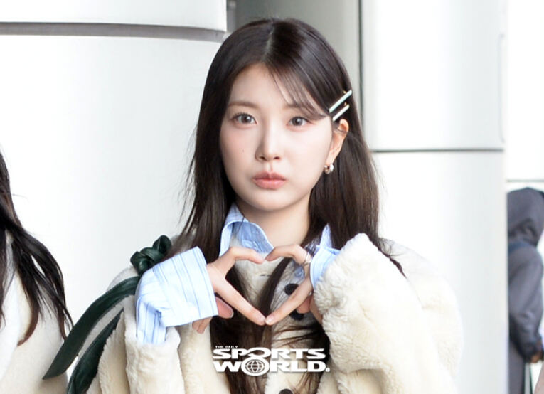 [SW포토] 우아 민서, 사랑의 손가락 하트