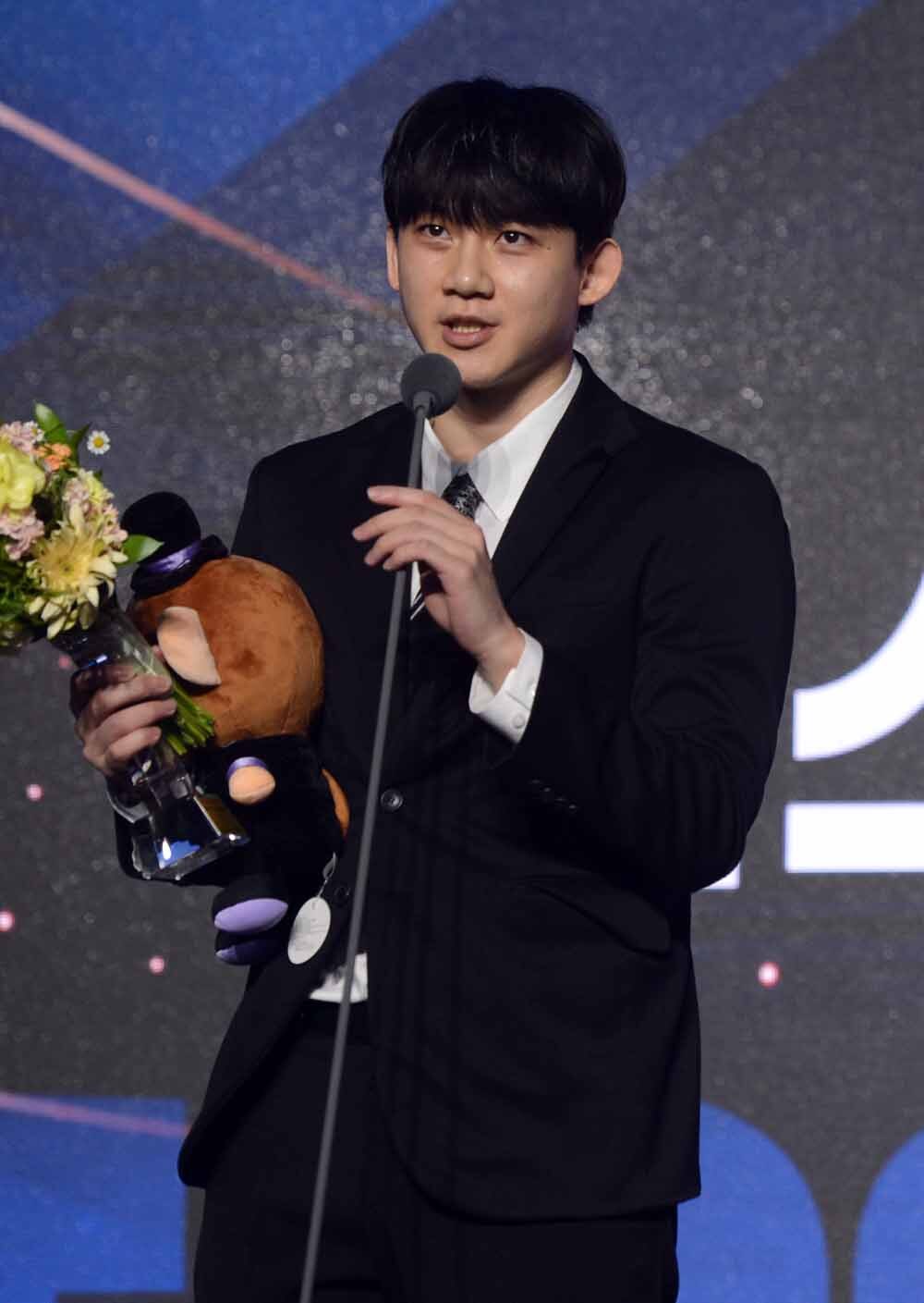 [SW포토]식스맨상 받은 수원 KT 박준영