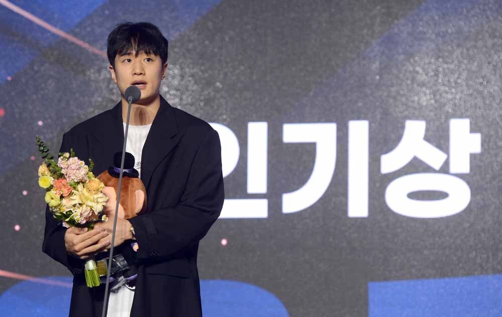 [SW포토]6년연속 인기상 받은 부산 KCC 허웅