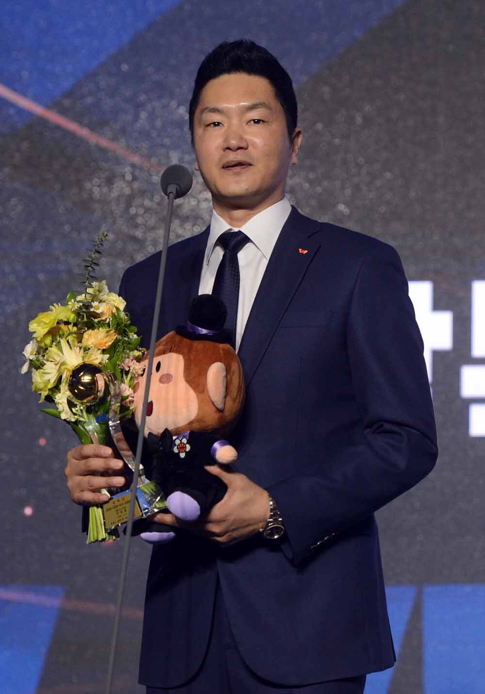 [SW포토]2024-2025 최고의 감독은 서울 SK 전희철 감독