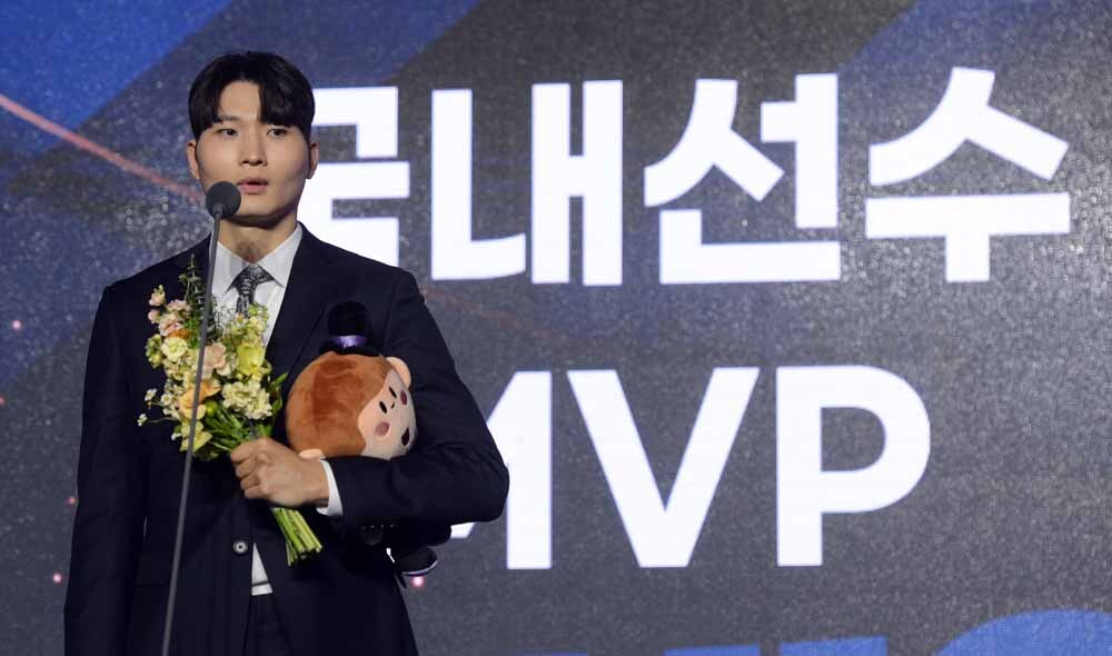 [SW포토]국내선수 MVP 안영준