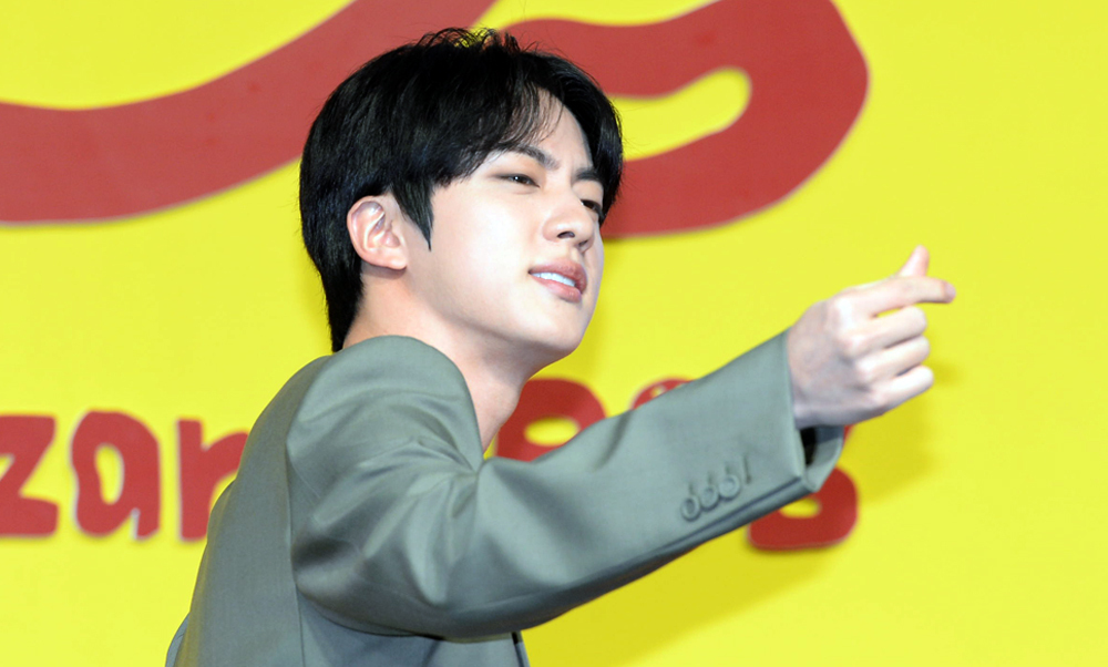 월드스타 BTS 진,하트 삼종 세트 날려보내