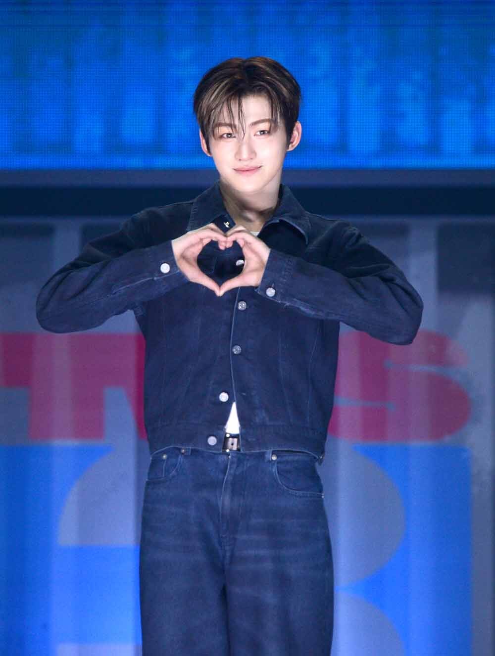[SW포토]투어스 지훈의 하트
