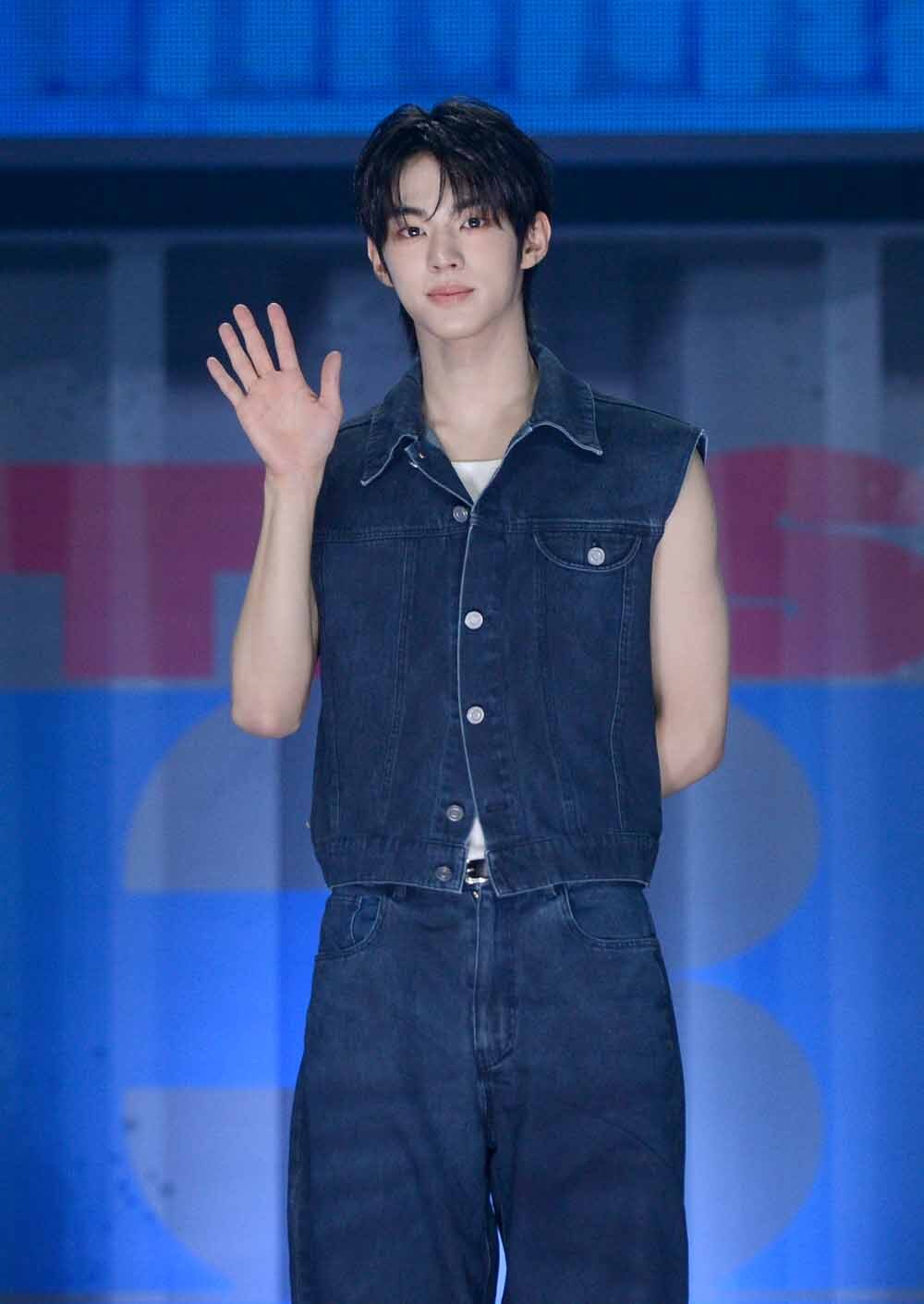 [SW포토]투어스 도훈의 손인사
