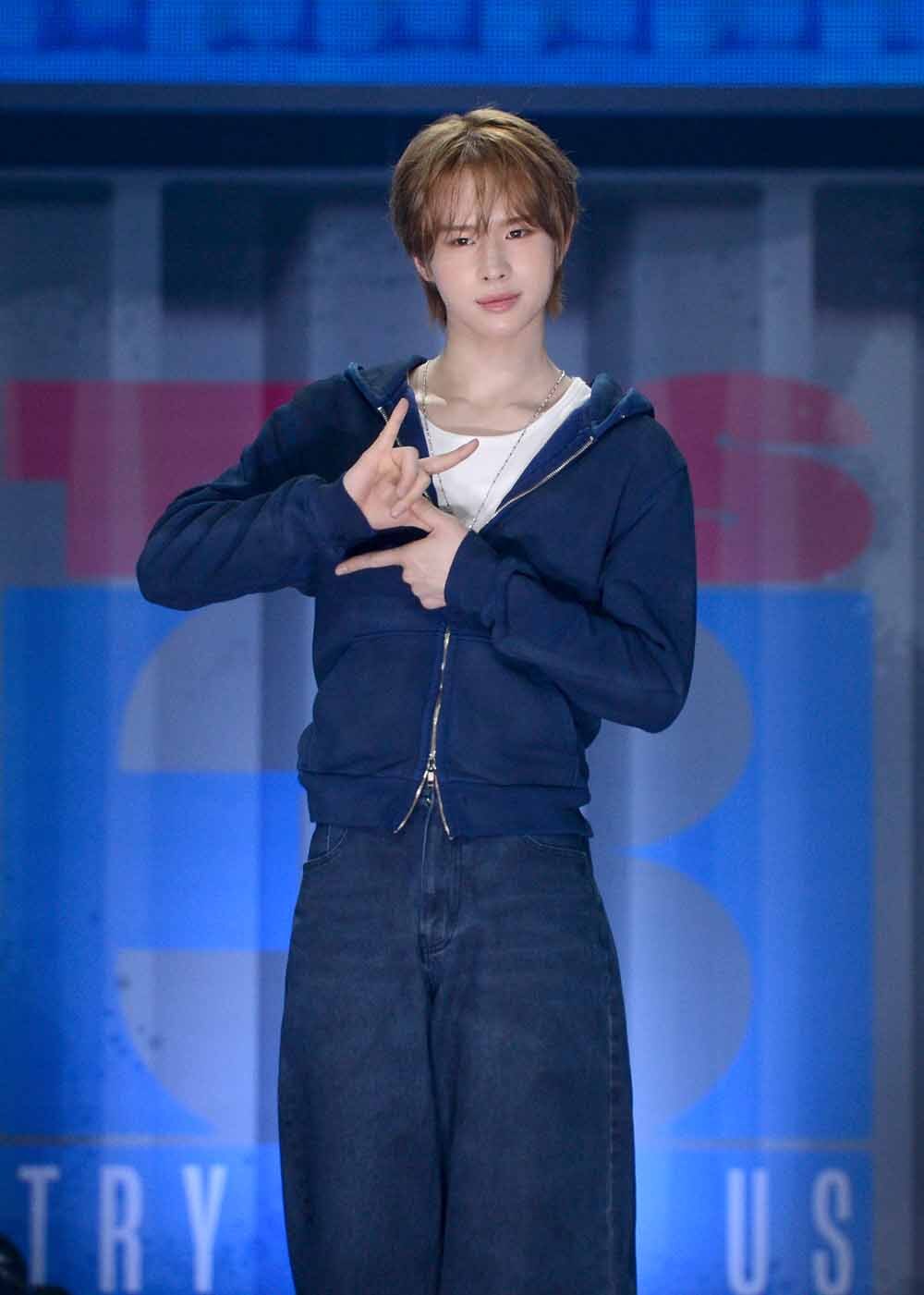 [SW포토]투어스 경민의 시그니쳐 포즈