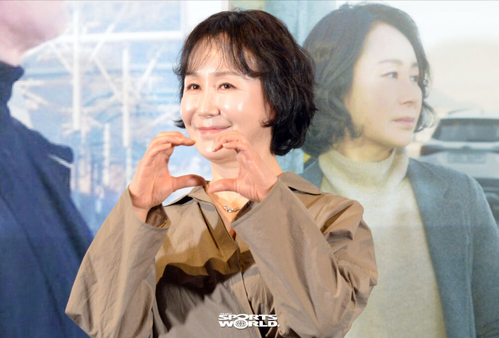 [SW포토] 배우 정윤서, 영동선 타고 사랑의 하트
