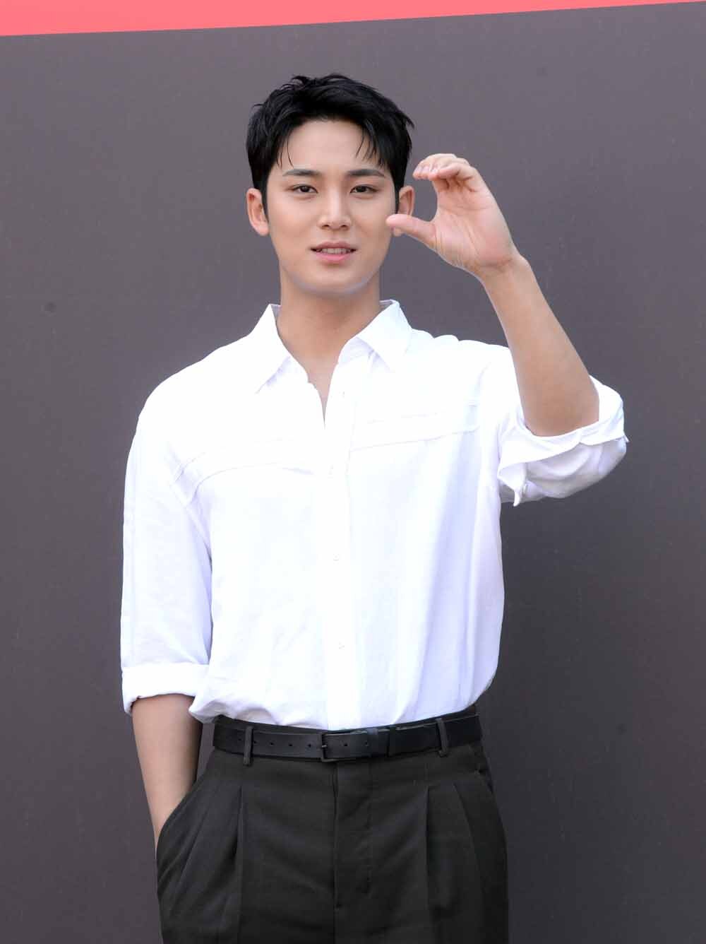 [SW포토]세븐틴 민규의 하트