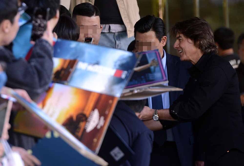 [SW포토]'팬서비스 최고' 톰 크루즈