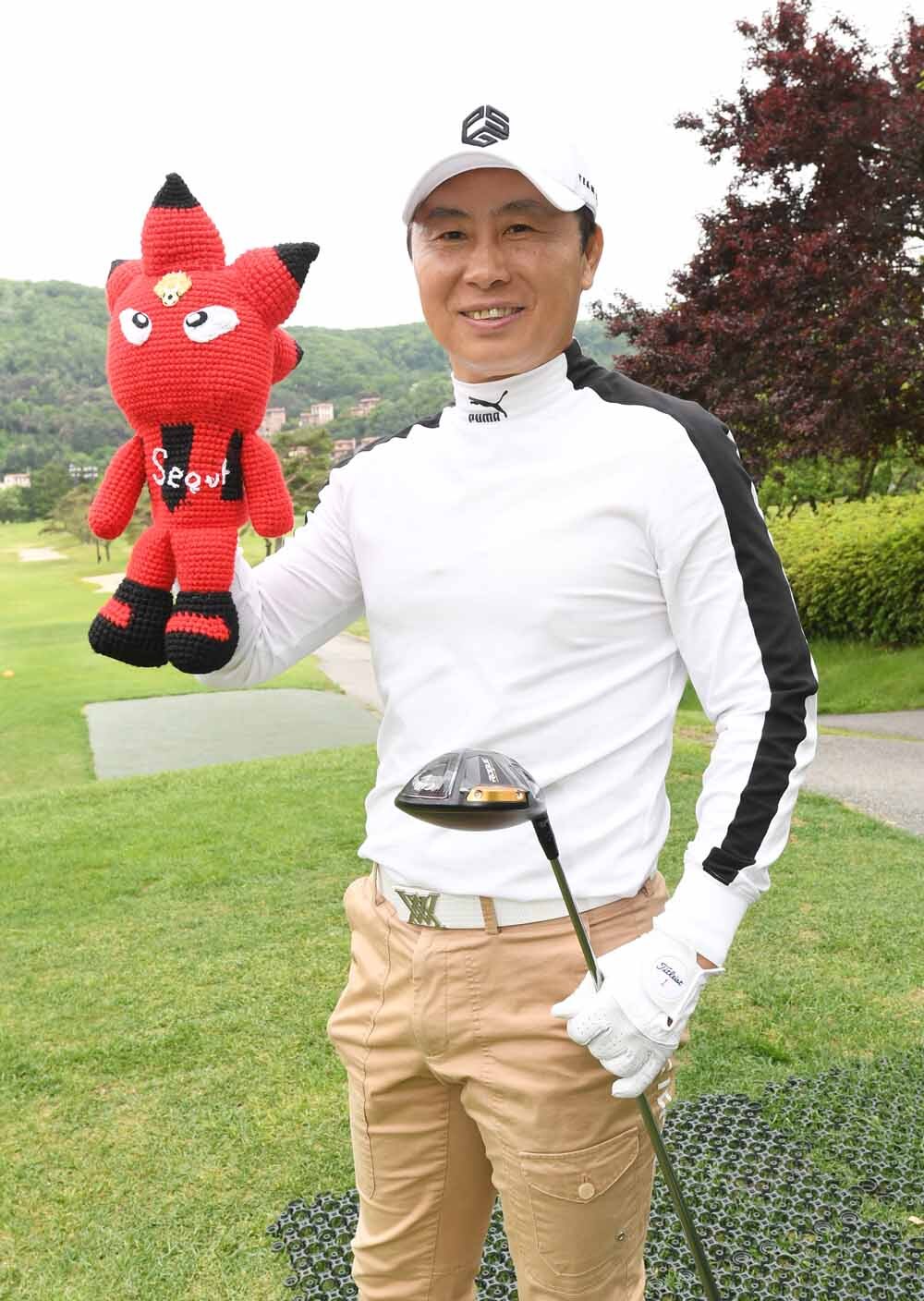 [SW포토]마스코트 들어 보이는 김기동 감독