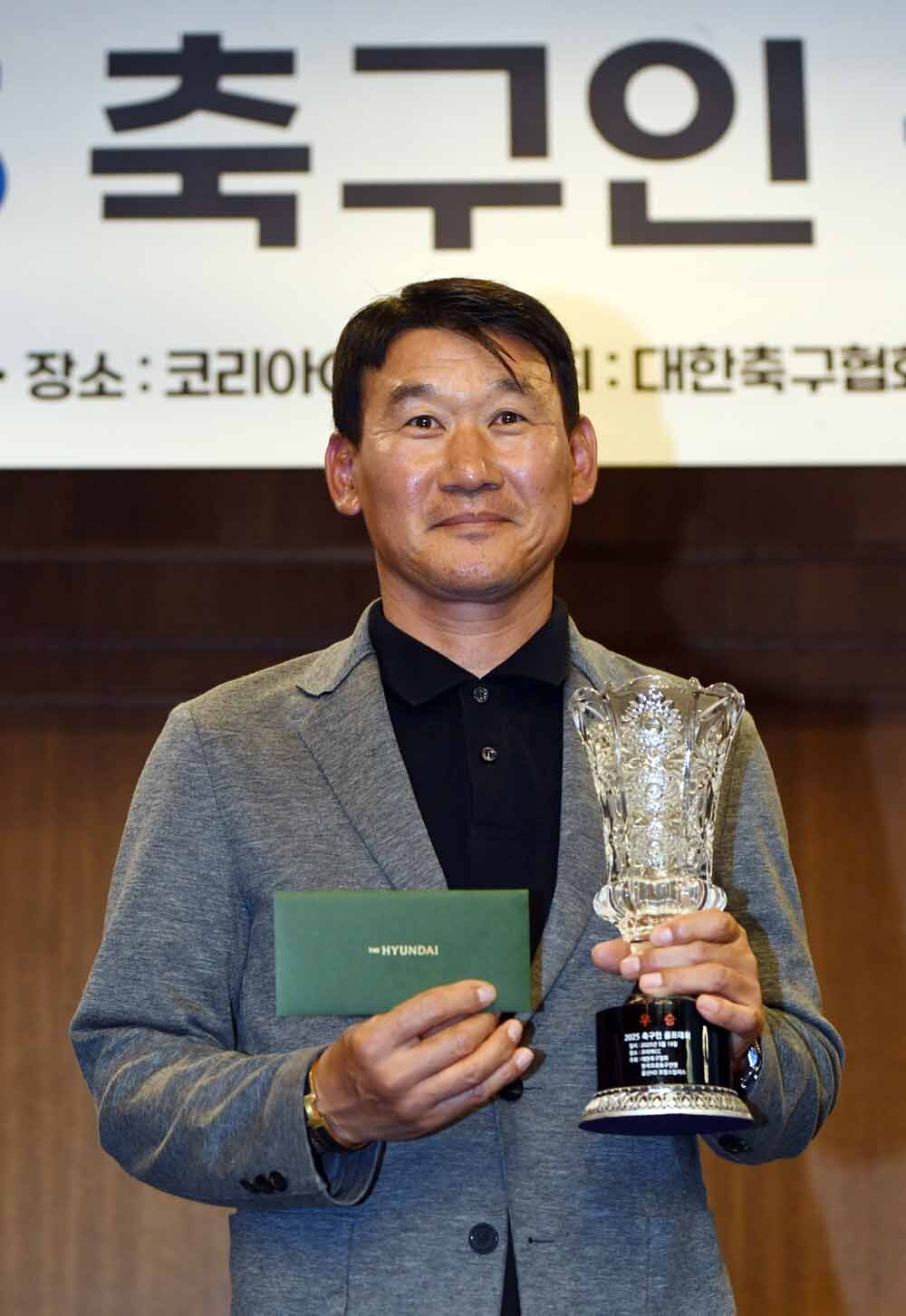 [SW포토]조성환 감독,'축구인 골프대회 우승'