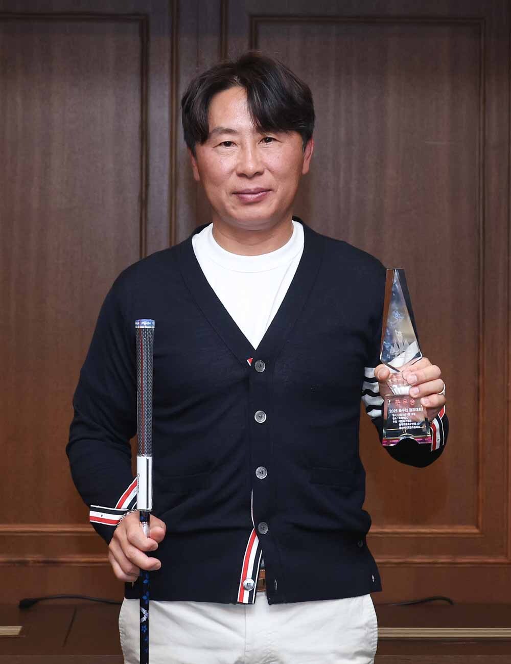 [SW포토]김기동 감독,'축구인 골프대회 준우승'