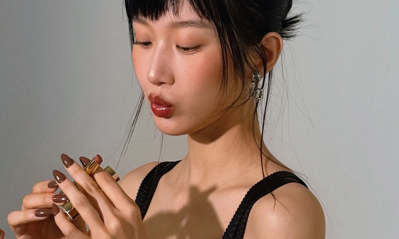 문가영, 화보 비하인드 컷 공개…매혹적인 분위기
