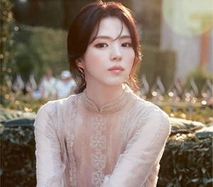 한소희, 유럽 정원 속 '여신美'
