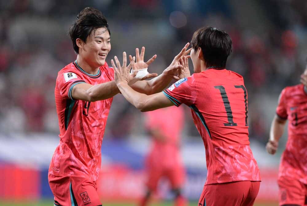 [SW포토]골 넣고 축하받는 오현규