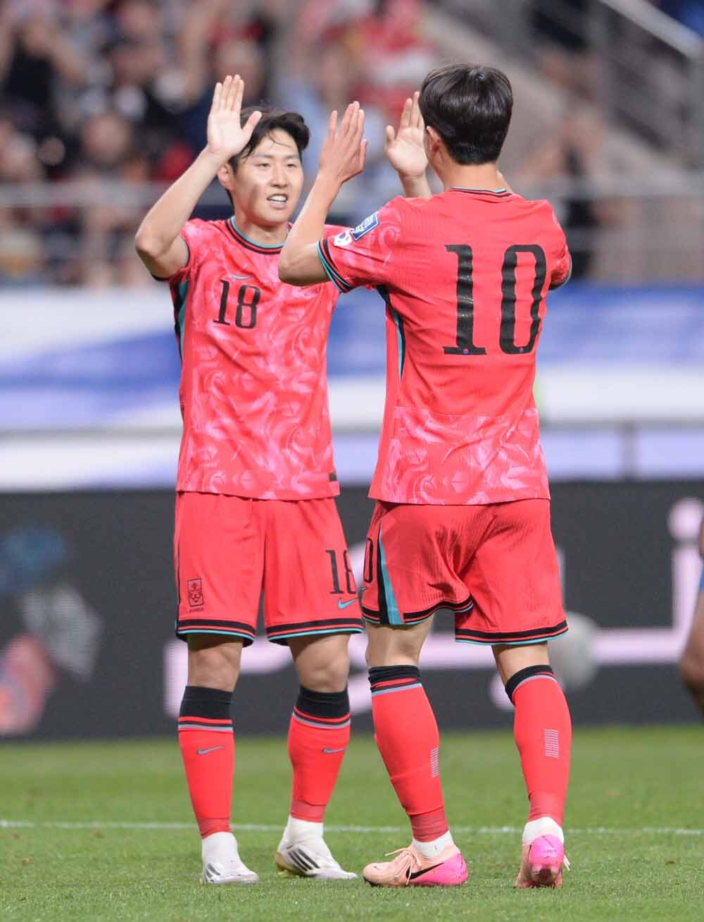 [Sw포토]이강인 축하받는 이재성