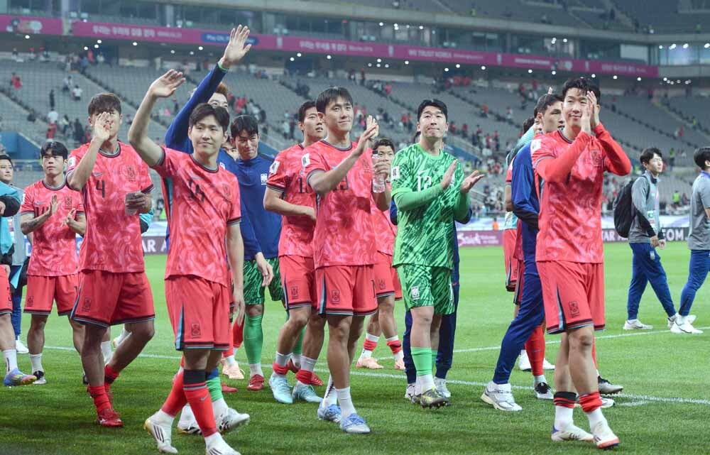 [SW포토]팬들에게 인사하는 한국축구대표팀