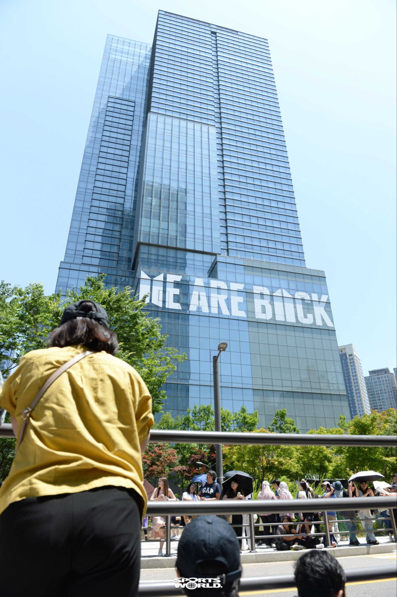 BTS 하이브 사옥에 선명한 문구 ‘위 아 백’(WE ARE BACK) [SW포토]