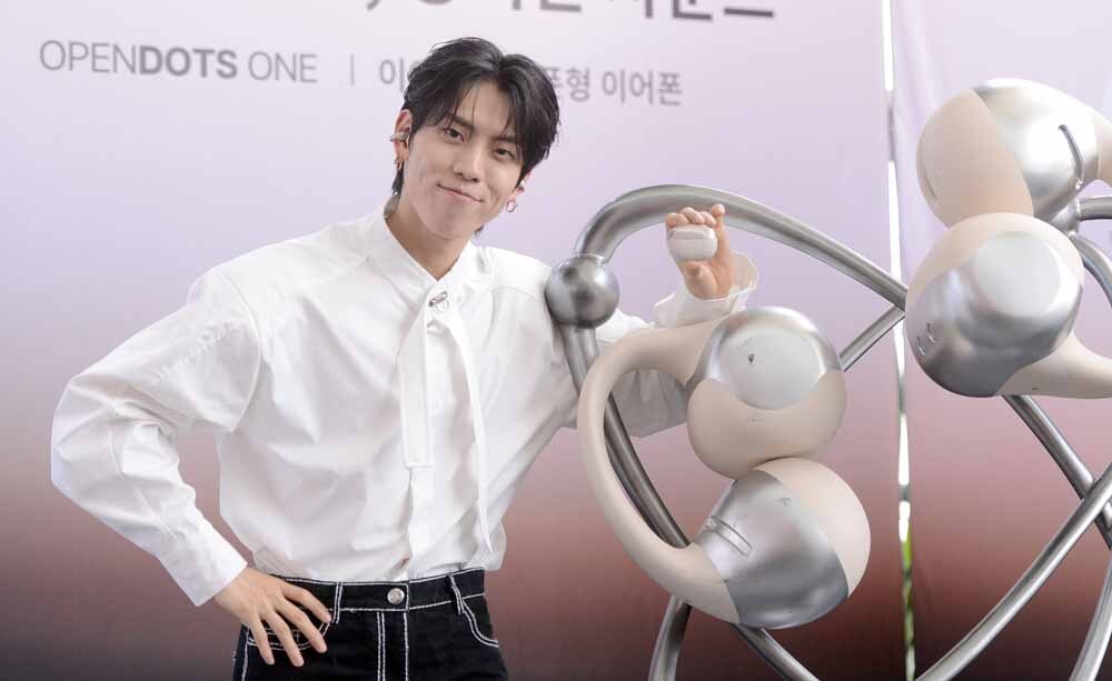 [SW포토]장동우,'거대한 이어폰 옆에서'