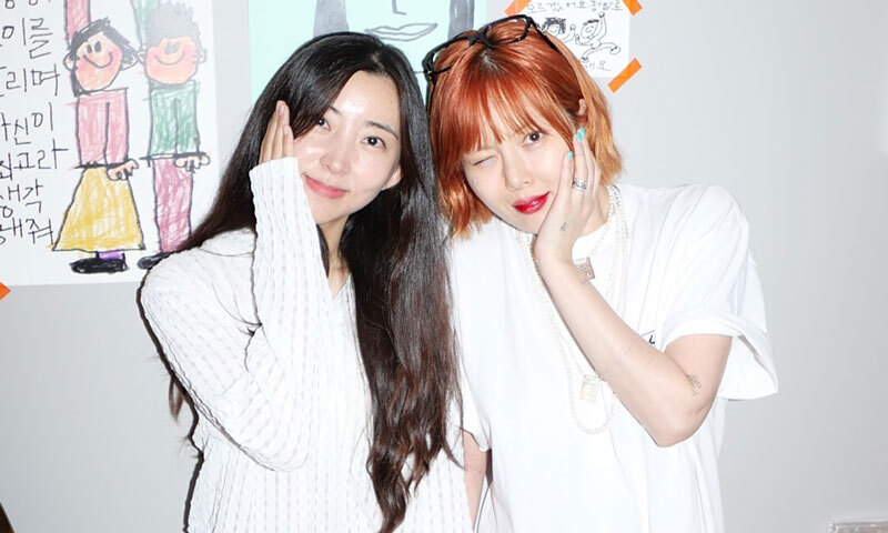 현아·권소현, 불화설 해소?…꼭 잡은 두 손