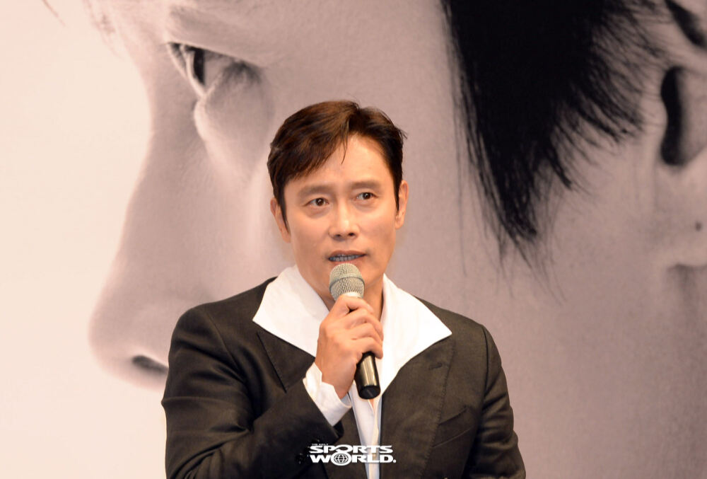 [SW포토] 무대 인사하는 배우 이병헌