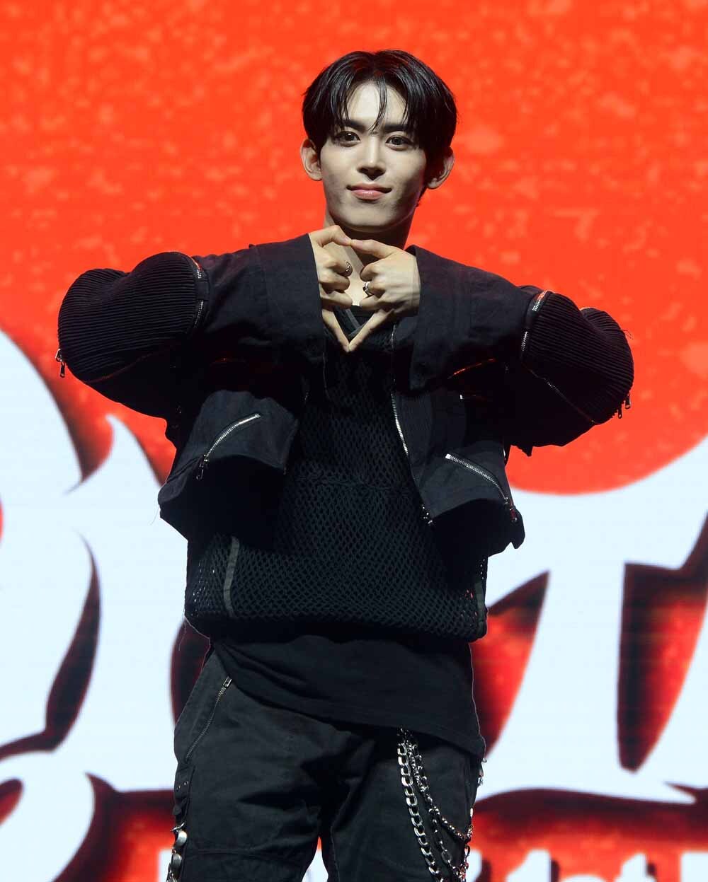 [SW포토]나우즈 현빈의 사랑스러운 하트