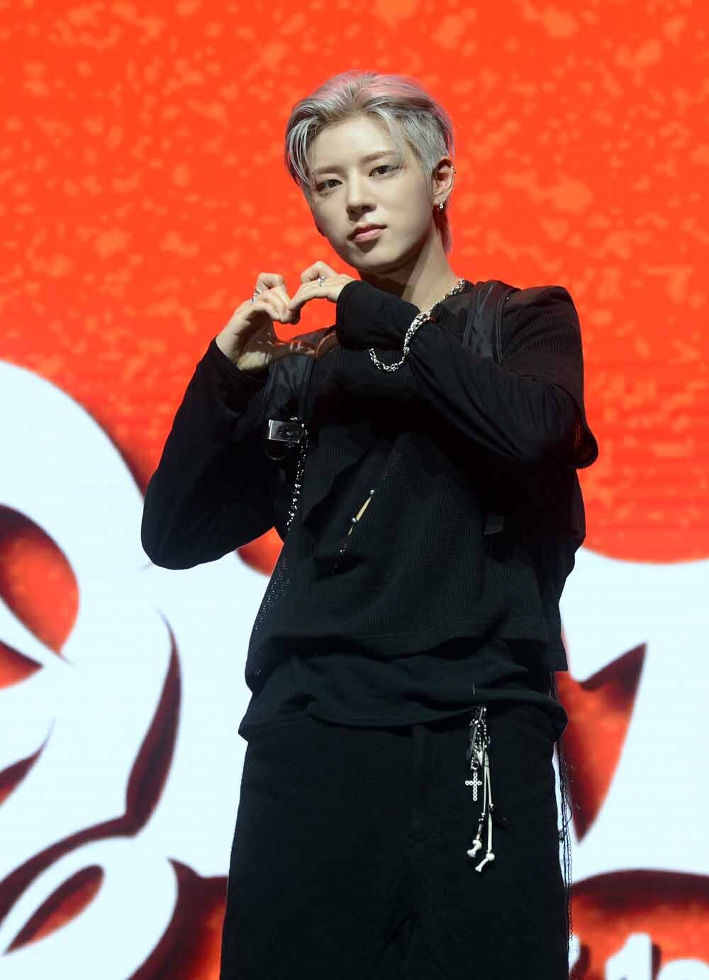 [SW포토]나우즈 진혁의 하트