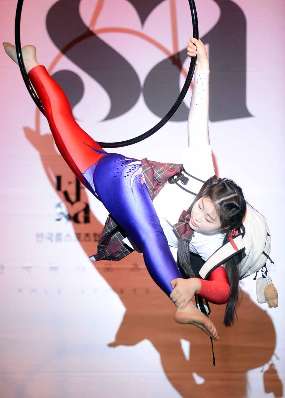 [SW포토]아티스틱후프 연기 펼치는 오혜래