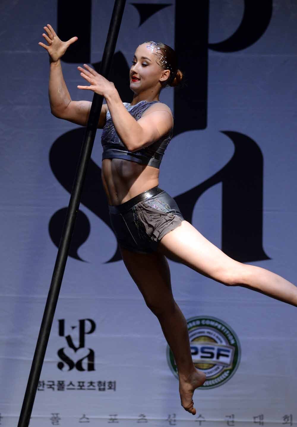 [SW포토]에어리얼폴 연기 펼치는 kristina Khovaiba